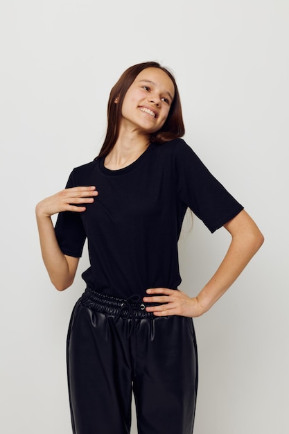 Foto chica guapa en una camiseta negra gesto de la mano diversión Estilo de vida inalterado