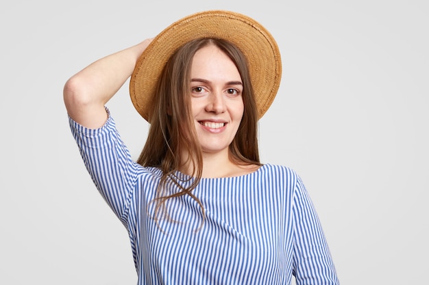 Foto de chica guapa morena con sombrero de moda de verano