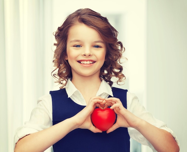 foto de una chica hermosa con un corazón pequeño