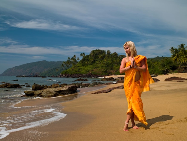 Foto de una chica en la playa relajándose en Goa