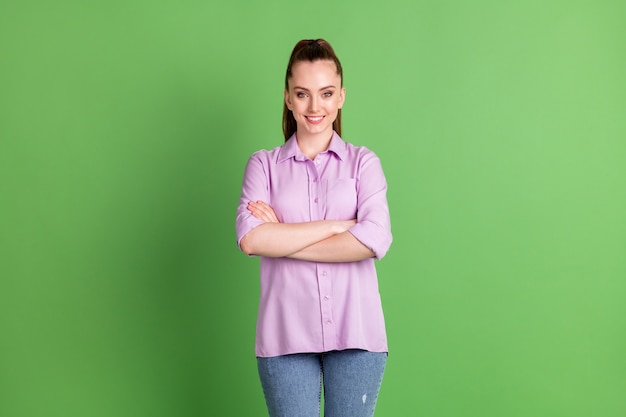 Foto foto de chica positiva optimista cruzar las manos listas para decidir la solución de elección de decisión de trabajo llevar un buen atuendo aislado sobre fondo de color verde