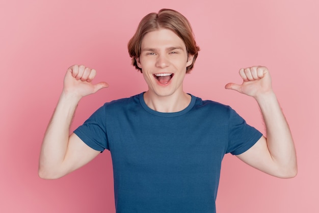 Foto de chico increíble que indica los dedos pulgar sobre sí mismo usar ropa casual aislado de fondo de color rosa