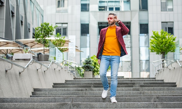 Foto de chico en ropa de hombre de anuncio de chaqueta chico en ropa de hombre chico al aire libre en ropa de hombre