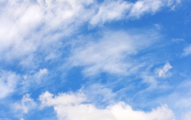 Una foto de un cielo azul despejado