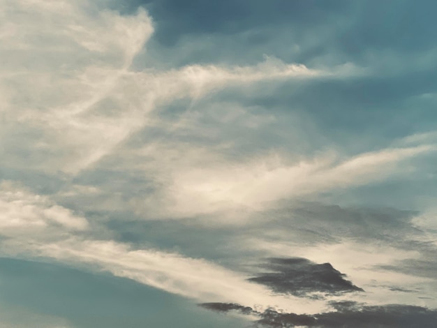 Una foto de un cielo azul con nubes y una nube blanca.