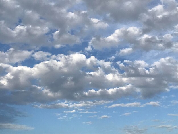 Foto foto cielo azul con nubes ventosas toma horizontal