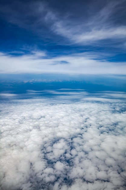 Foto del cielo azul con nubes a vista de pájaro