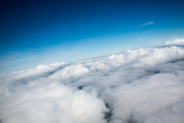 Foto del cielo azul con nubes vista de pájaro