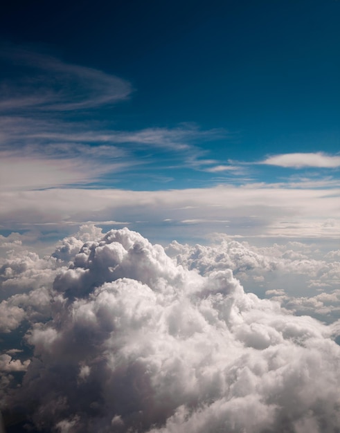 foto del cielo azul con nubes