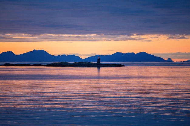 Foto del cielo del mar de las colinas del faro en Noruega al atardecer por la noche