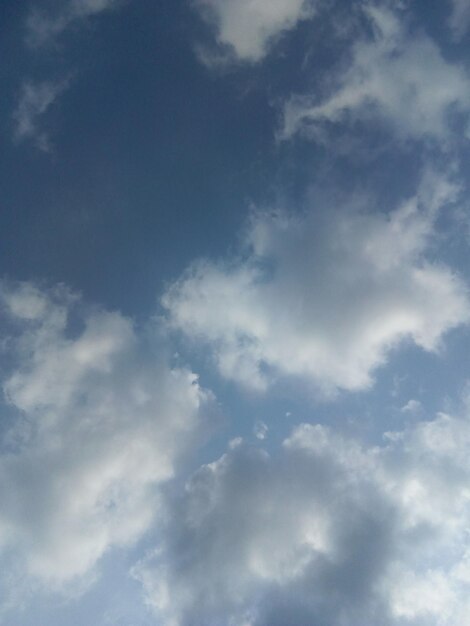 Una foto del cielo con nubes