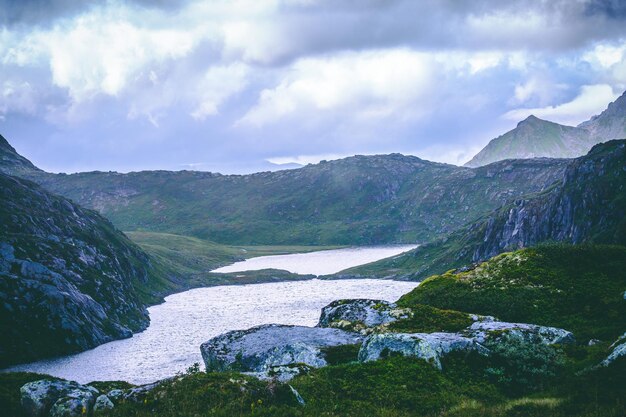 Foto del cielo nublado de las colinas del mar en Noruega