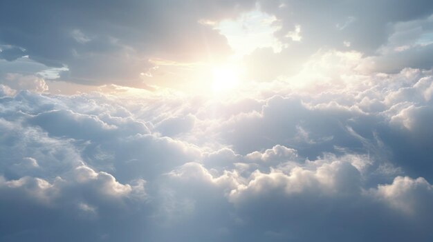 Foto del cielo de verano con nubes y rayos de sol