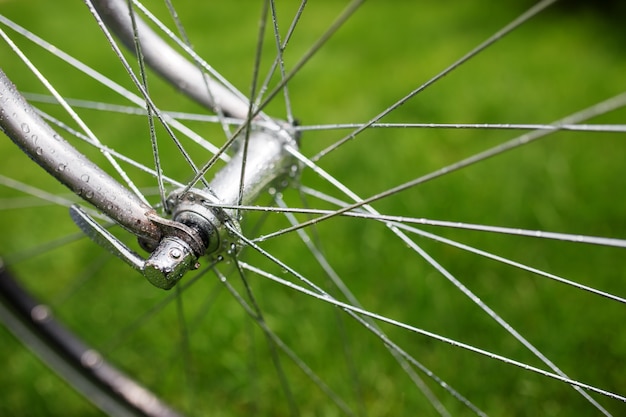 Foto clássica de close up de bicicleta de estrada no campo de prado de grama verde. plano de fundo de viagens