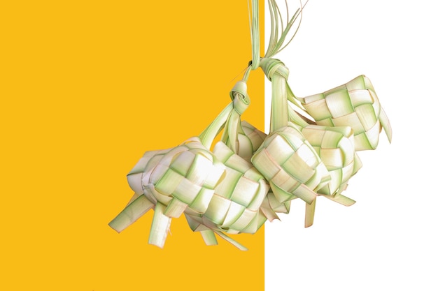 Una foto de cocos colgando de un fondo amarillo y blanco.