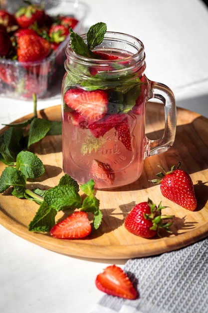 Foto de un cóctel de fresas con menta verde fresca Limonada fría de verano con fresas