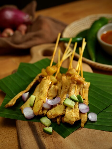 Foto colhida de Satay de porco grelhado (Moo Satay) com pepino e cebola