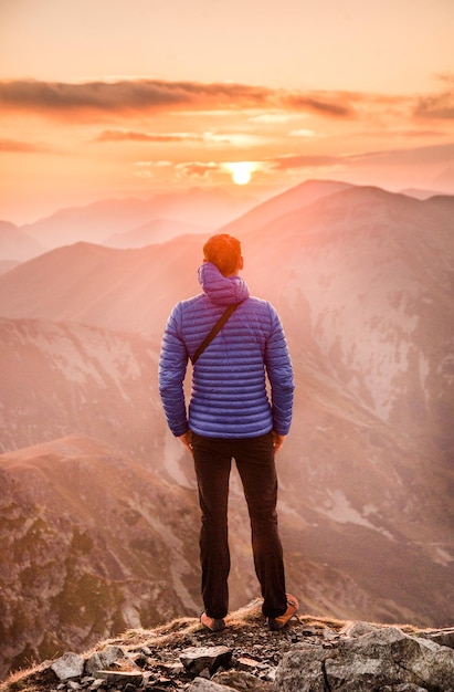 Foto colorida de la salida del sol de la montaña de West Tatras en Eslovaquia en el valle de Ziarska del verano