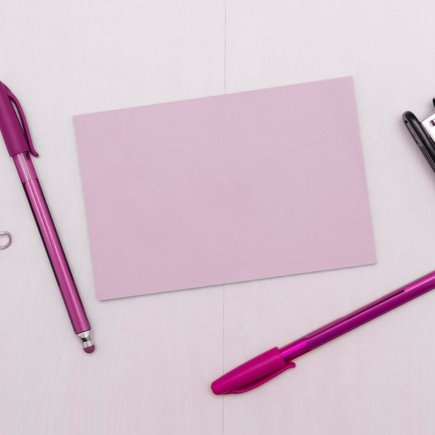 Foto Com Canetas Lápis Réguas Calculadoras Caderno E Adesivos De Papel Colorido Deitado Na Mesa Branca Múltiplos Coleções Sortidas Postais De Papelaria De Escritório