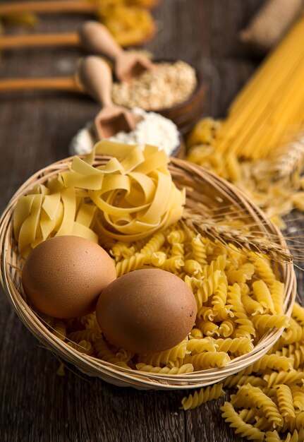 Foto foto de comida de pasta de macarrones saludables sin cocer italiana