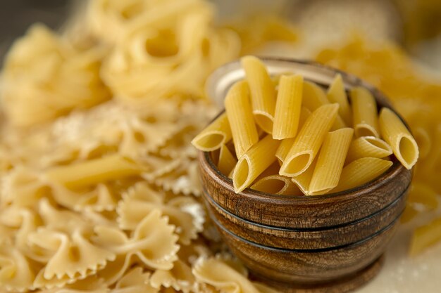 Foto de comida de pasta de macarrones saludables sin cocer italiana