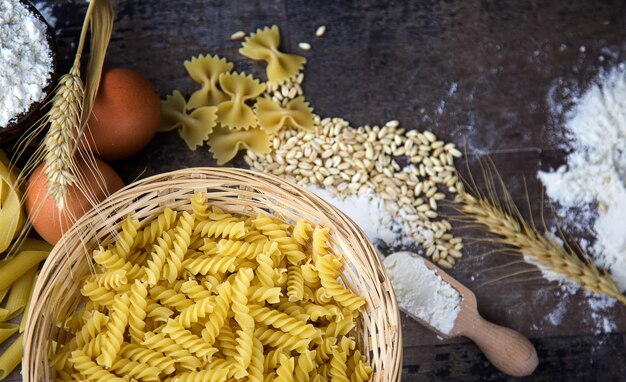 Foto de comida de pasta de macarrones saludables sin cocer italiana