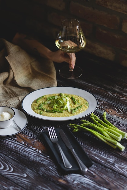 Foto de comida Risotto con espárragos frescos Comida saludable