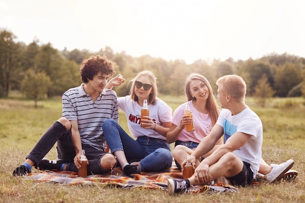 Foto de compañeros de clase descansar al aire libre