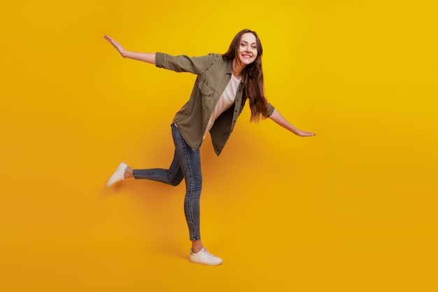 Foto completa de dama levantar las manos baile aislado sobre fondo amarillo