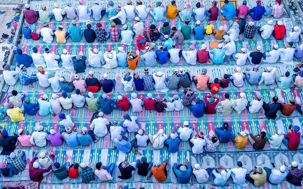 Foto completa de cadeiras multicoloridas
