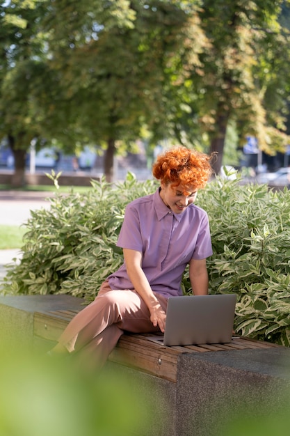 Foto foto completa de mulher trabalhando em um laptop