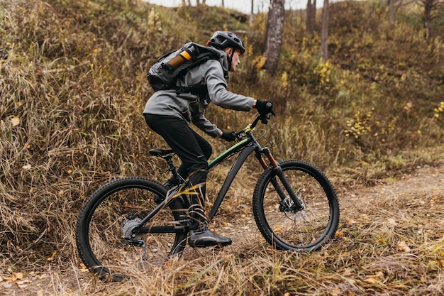 Foto completa de um homem andando de bicicleta