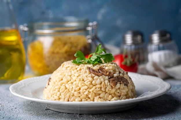 Foto conceitual de comida Bulgur pilaf com cogumelos