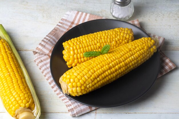 Foto conceitual de comida de milho cozido doce