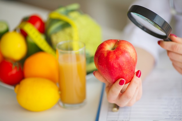 Foto foto conceitual de uma nutricionista feminina com frutas