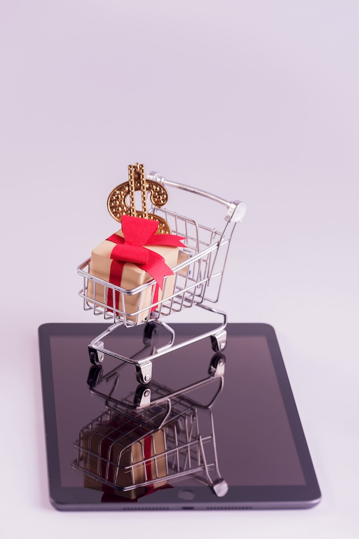 Foto foto de concepto de compras en línea y comercio electrónico. carrito de la compra lleno de cajas de regalo en tableta.