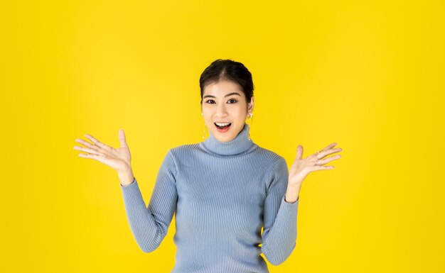 Foto foto del concepto de publicidad las mujeres asiáticas se ven bien, el pensamiento positivo está mostrando gestos