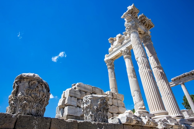 Foto de concepto de viaje. Columnas del Templo de Trajano en la antigua ciudad de Pérgamo, Turquía