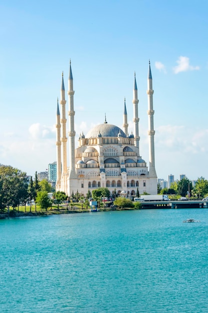 Foto de concepto de viaje. Turquía Adana Sabanci Mezquita Central.