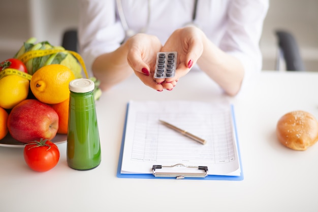 Foto Conceptual Mujer Nutricionista Con Ampollas De Píldoras