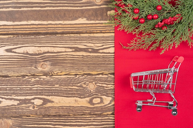 Foto conceptual ventas de Navidad o compras de regalos corona de Navidad con espacio de copia de carrito de compras