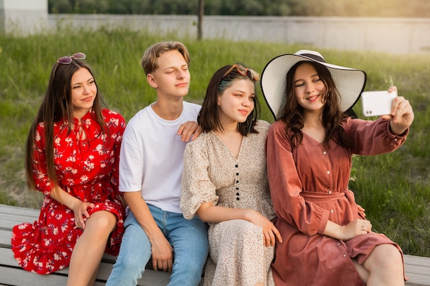 foto conjunta de um cara com namoradas em um telefone celular