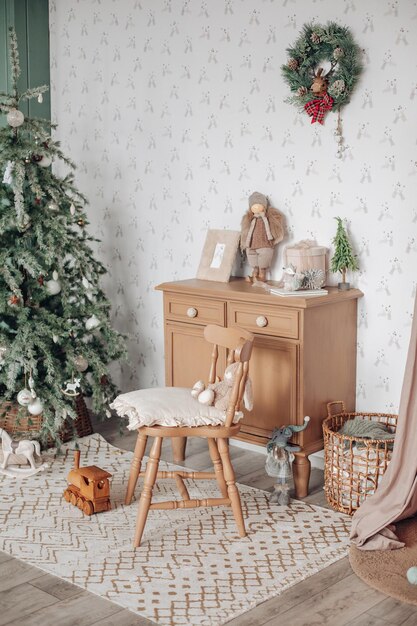 Foto conservada em estoque da bela árvore de Natal decorada com bolas azuis, prata e brancas e presentes de Natal embrulhados debaixo da árvore. Duas figuras de Papai Noel sob a árvore.