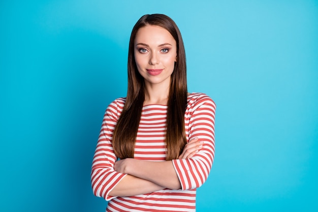 Foto convertida de persona encantadora chica cruzada manos listas decidir decisión elegir elección usar ropa de estilo casual aislado sobre fondo de color azul