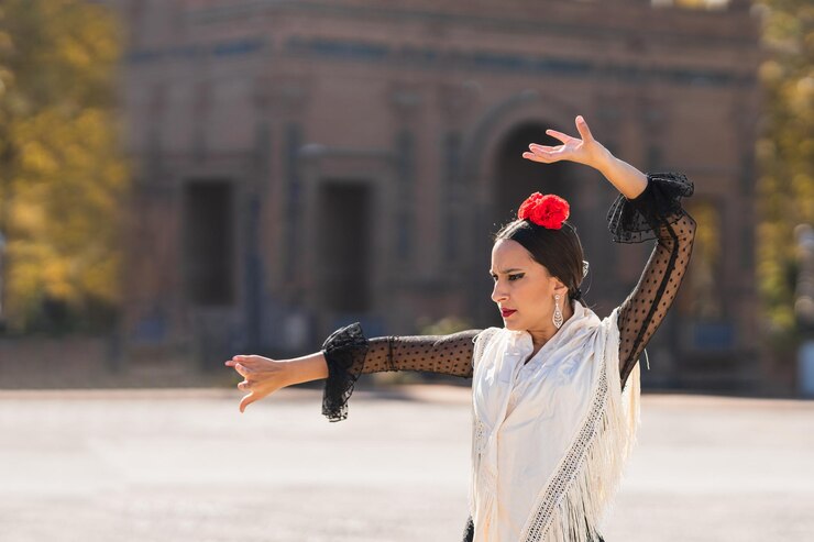 Foto con copia espacio de una mujer española bailando flamenco en la plaza de España en Sevilla