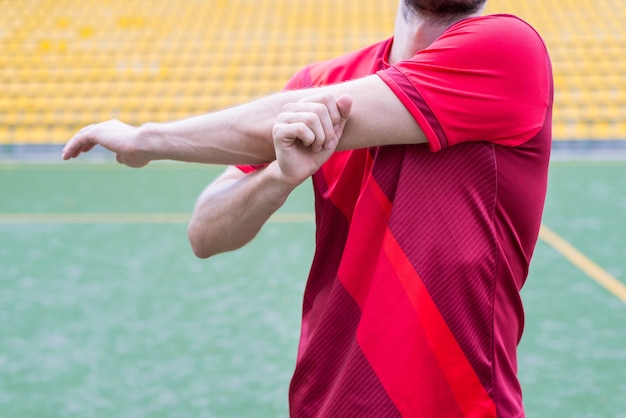 Foto cortada em close de um cara ativo treinando antes da partida