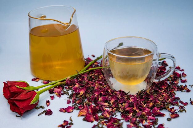 Foto creativa de té con taza y tetera