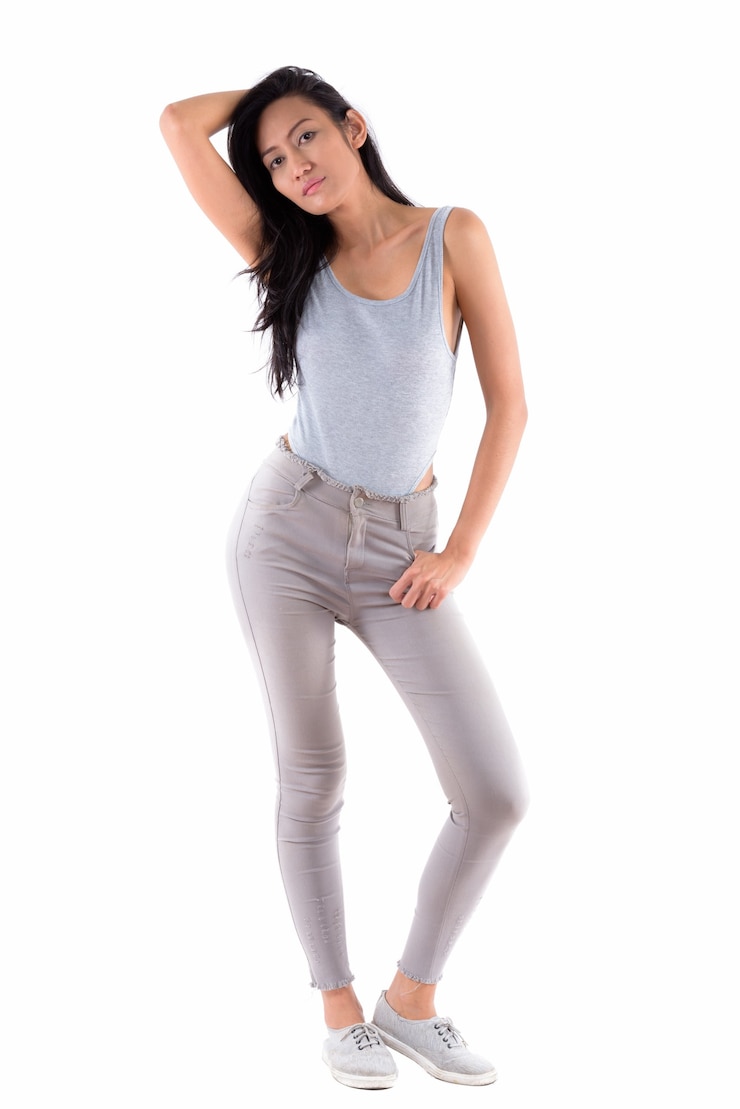 Foto foto de cuerpo completo de joven bella mujer asiática posando
