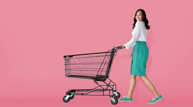 Foto de cuerpo completo de mujer asiática adicta a las compras