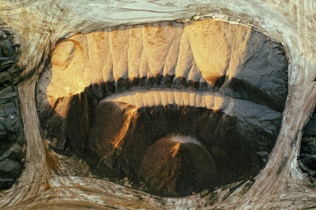 Foto foto de la cueva en la formación rocosa